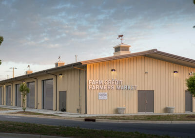 A building with the words " farm fresh farmers market ".